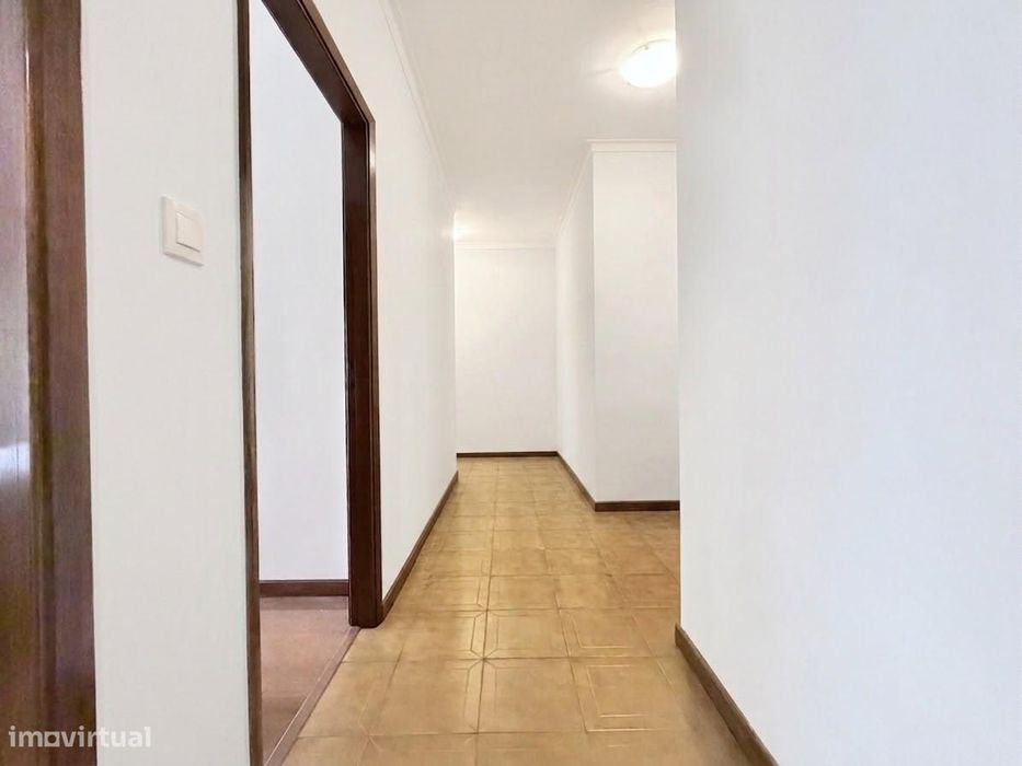 Apartamento T4 para arrendamento, situado na Rua Cândido de Oliveira