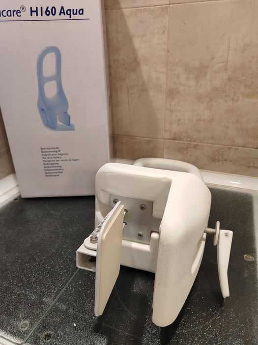 Apoio para banheira da marca Invacare