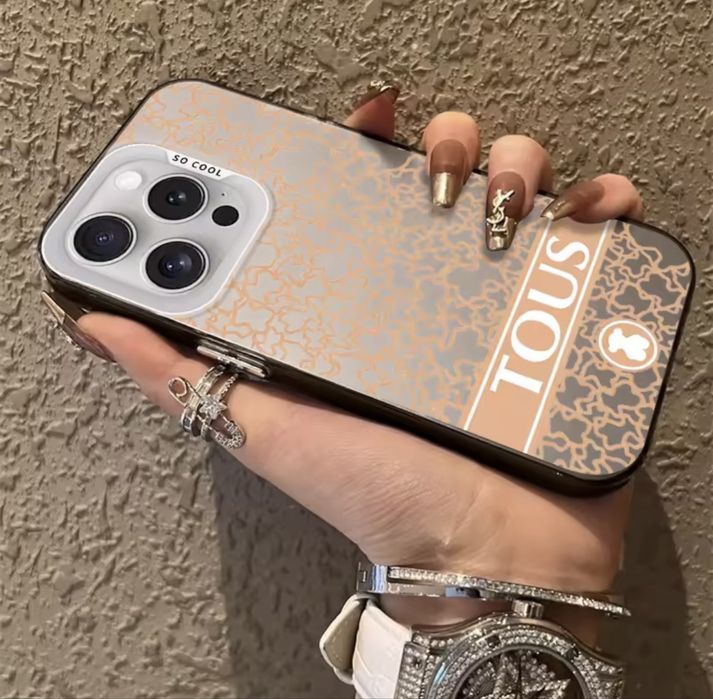 Capa Acrílica Luxuosa T-TOUS com Linhas Entrelaçadas Brancas e Efeito Fosco para iPhone 17, 16, 15, 14 Plus, 13, 12 Mini, 11 Pro Max
