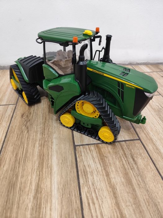 John Deere na gąsienicach Bruder