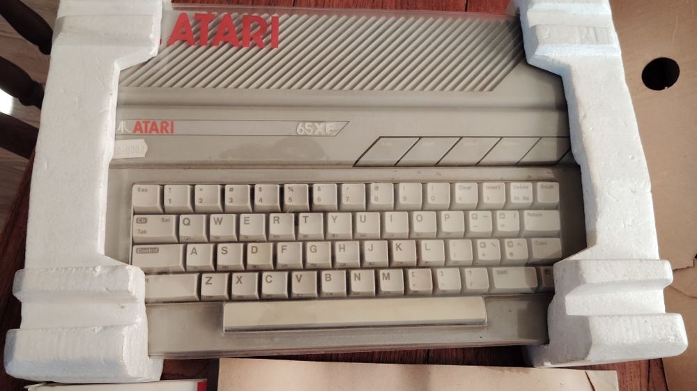 Atari 65xe zestaw z osprzętem gry