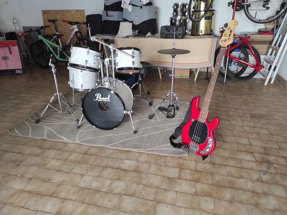 Baixo elétrico Sterling S.U.B.