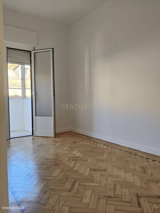 Apartamento T2 renovado pronto a estrear em Beato, a 500 metros do met