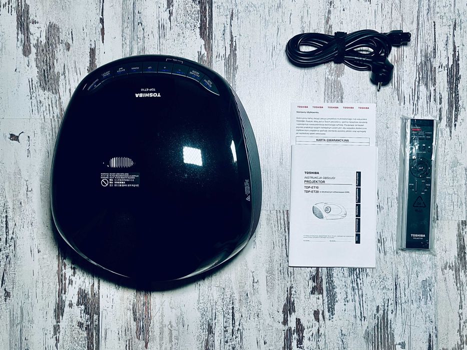 Projektor Toshiba TDP-ET 10, oryginalna lampa, dźwięk 5.1, kabel HDMI