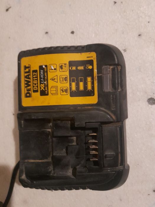 Ladowarka DEWALT DCB112