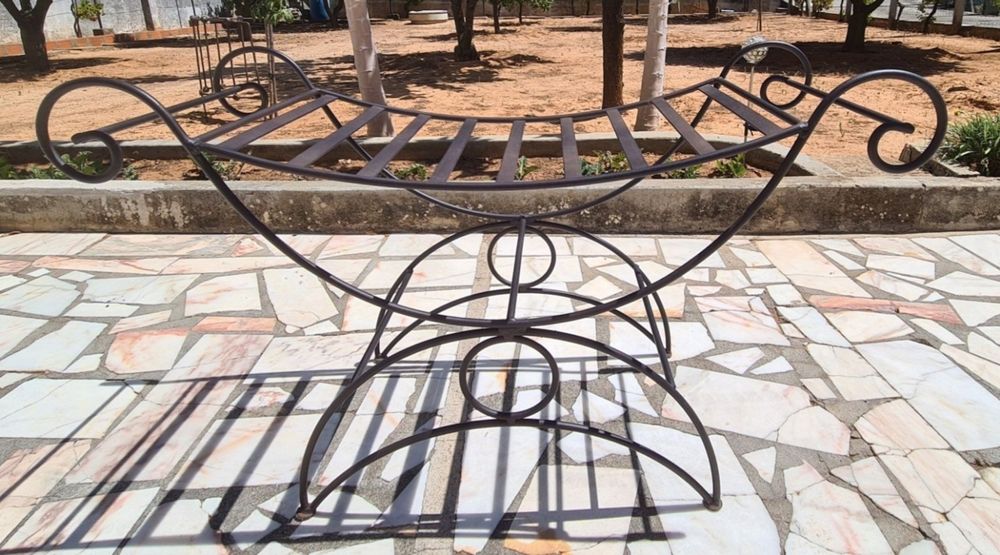 Banqueta / Banco em ferro forjado com almofada – Como novo!