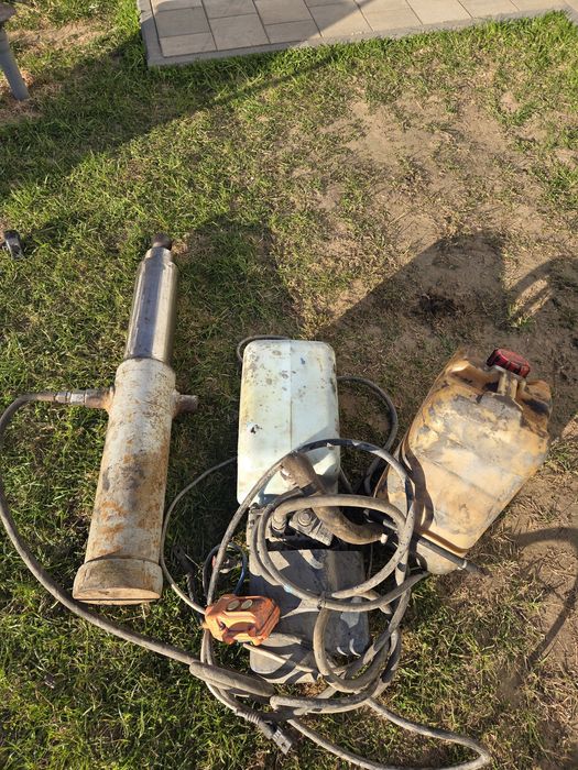 Duży siłownik hydrauliczny pod wywrot / do przyczepy