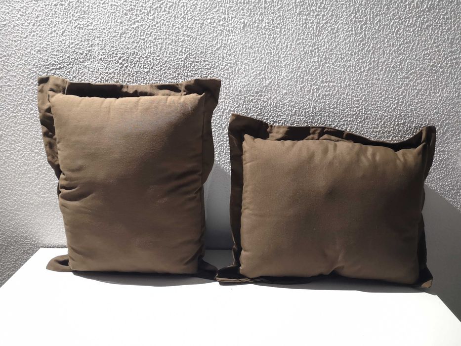 2 Almofadas castanhas com enchimento