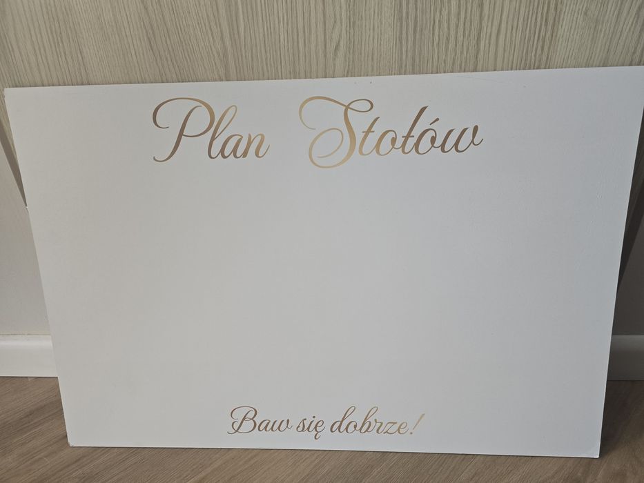 Plan stołów i tablica powitalna na ślub