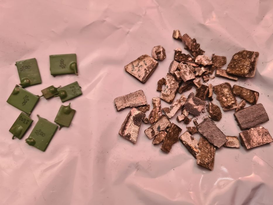 Радиодетали, платы, схемы, разъёмы, контакты.