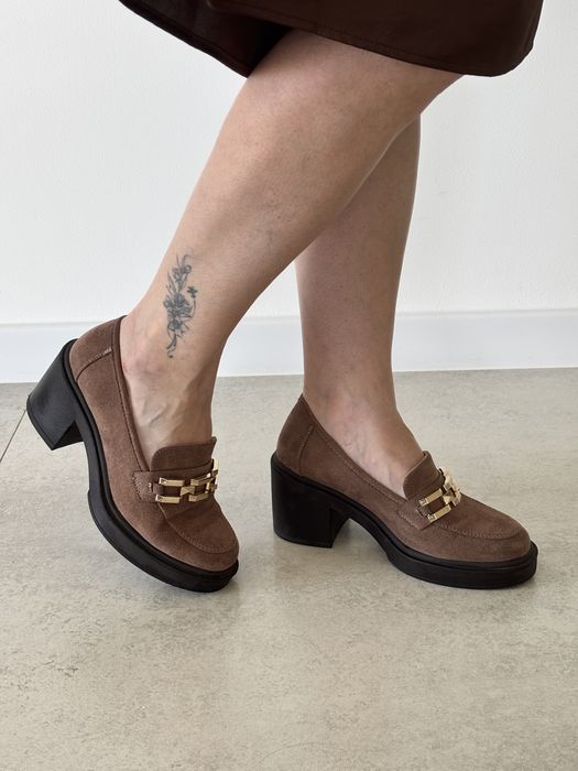 Mokasyny na wysokim słupku