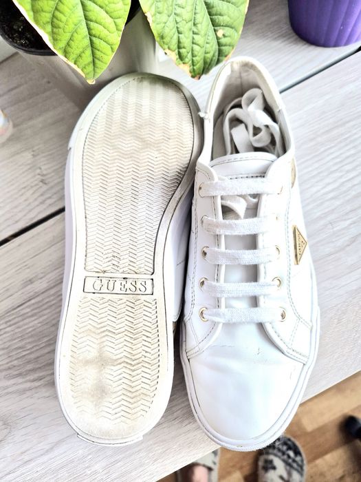 Кросівки фірмові Guess