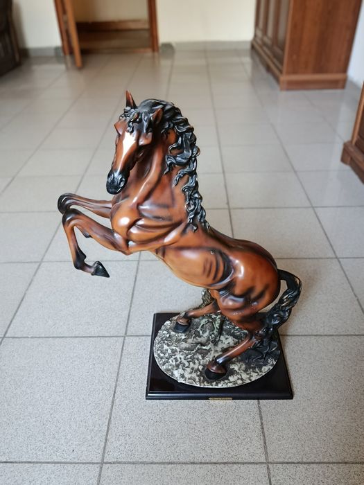Статуетка коня на дибах