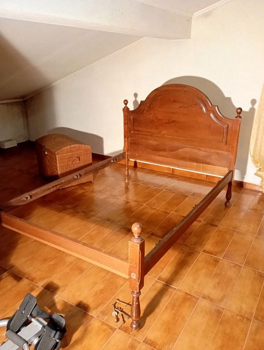 Conjunto cómoda cama e guarda fatos