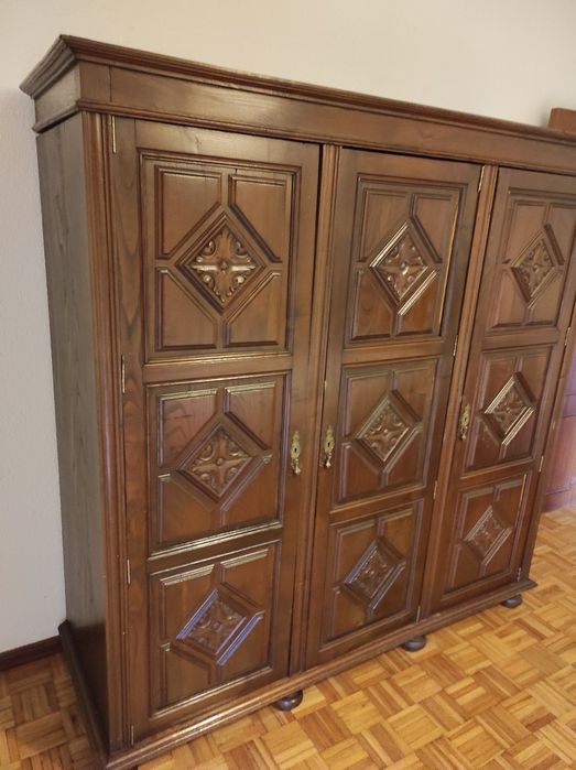 Roupeiro/ guarda roupa em madeira D. João V