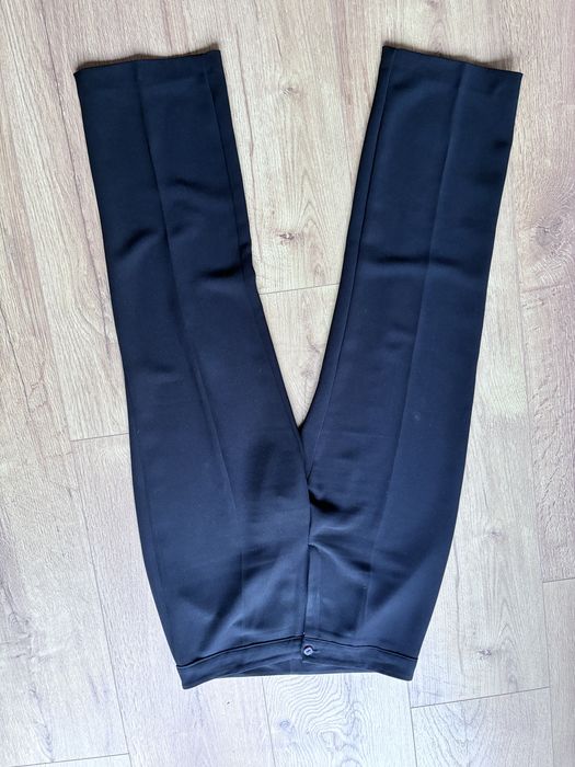 Czarne spodnie w kant 40