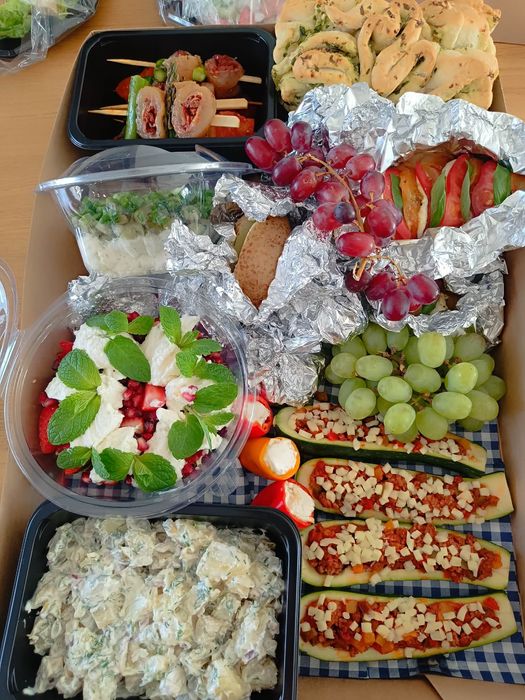 Przystawki na imprezę, party boxy, tace, catering