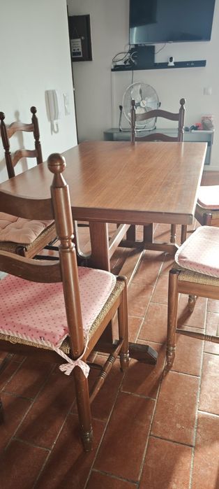 Mesa de madeira maciça com cadeiras