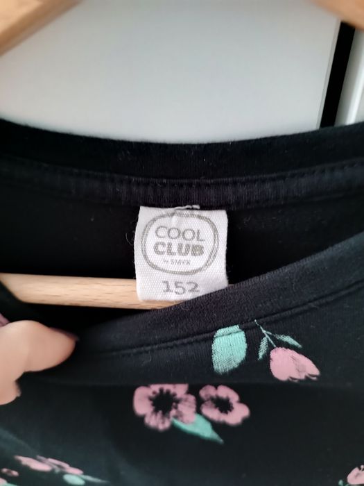 Czarna dresowa sukienka cool club kwiaty