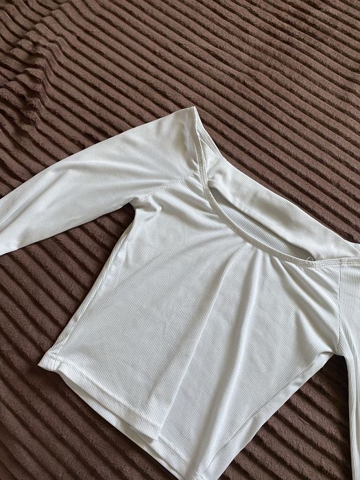 топ з вирізом на грудях