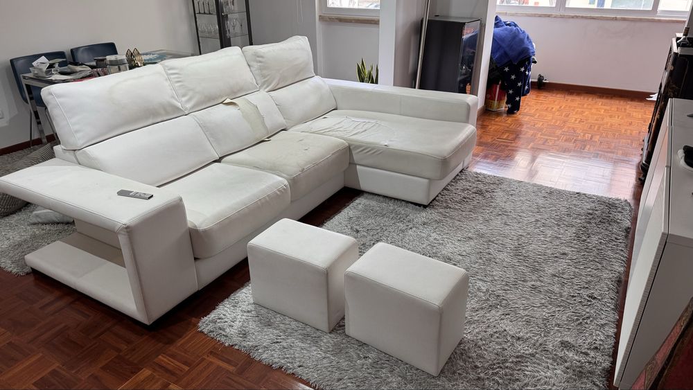 Sofá branco con 3 lugares