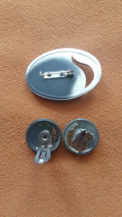 Broszka i klipsy białe ze srebrnym kolorem.Komplet.