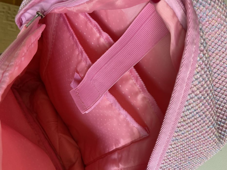 Mochila de nenina em rosa com varias divisors