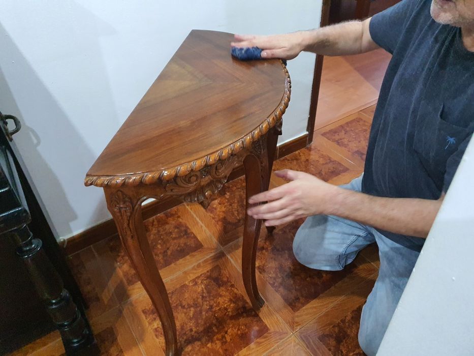 Mesa meia lua muito antiga em muito bom estado.