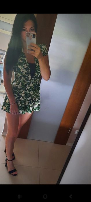 Kombinezon z głębokim dekoltem