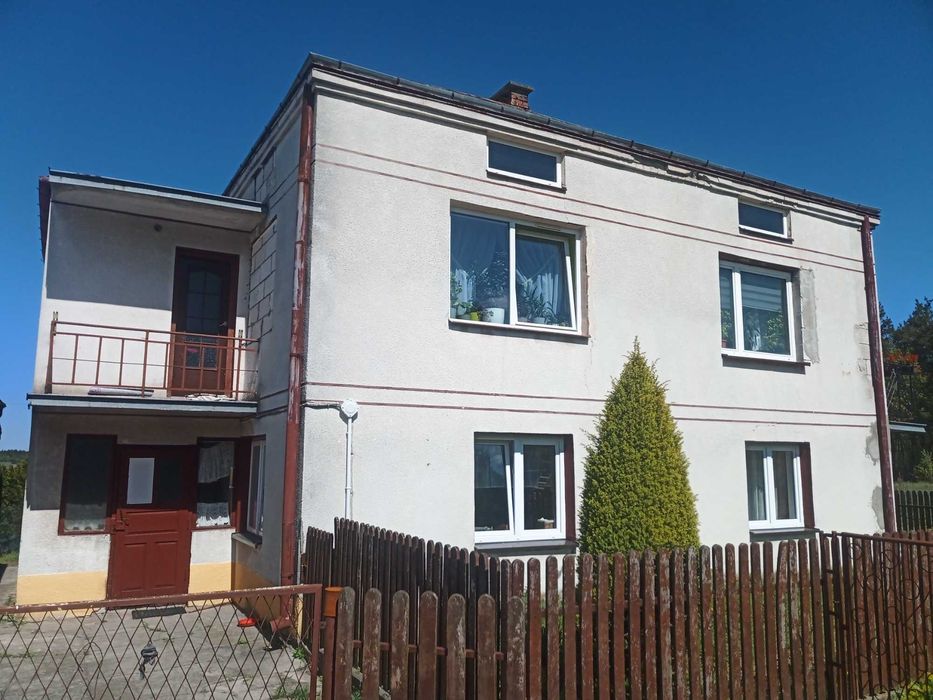 Piętrowy dom z działką