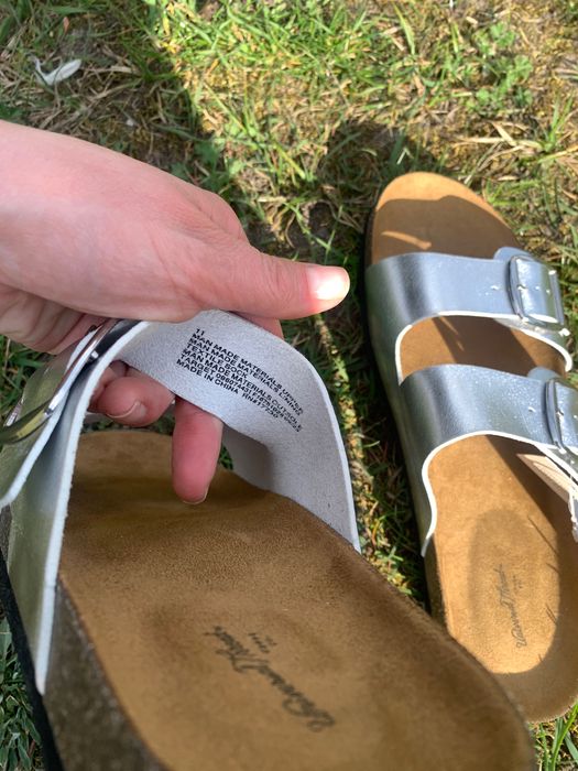 Шкіряні зручні шльопанці.