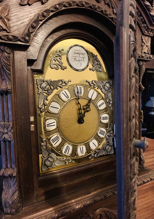 Relogio de caixa alta “Tempus Fugite” -Antigo