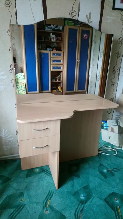 Туалетний столик для дитячої