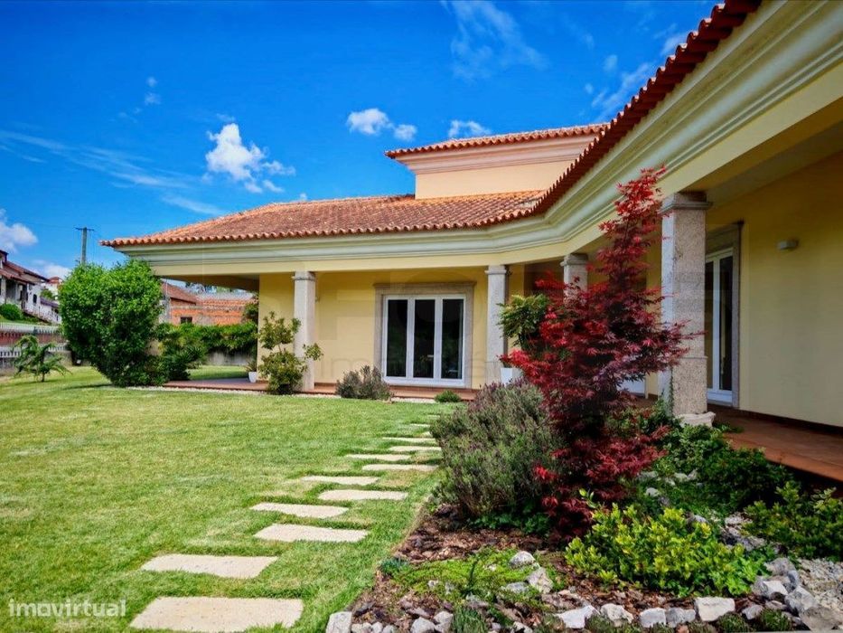 Encantadora moradia T6 com jardim - Palhaça