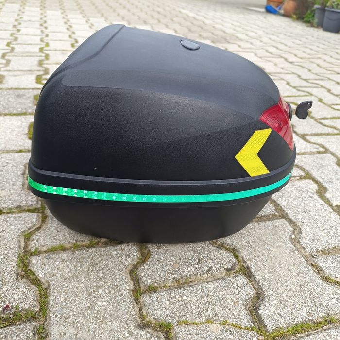 Mala para Scooter  Preto e Vermelho. Capacidade 28litros.