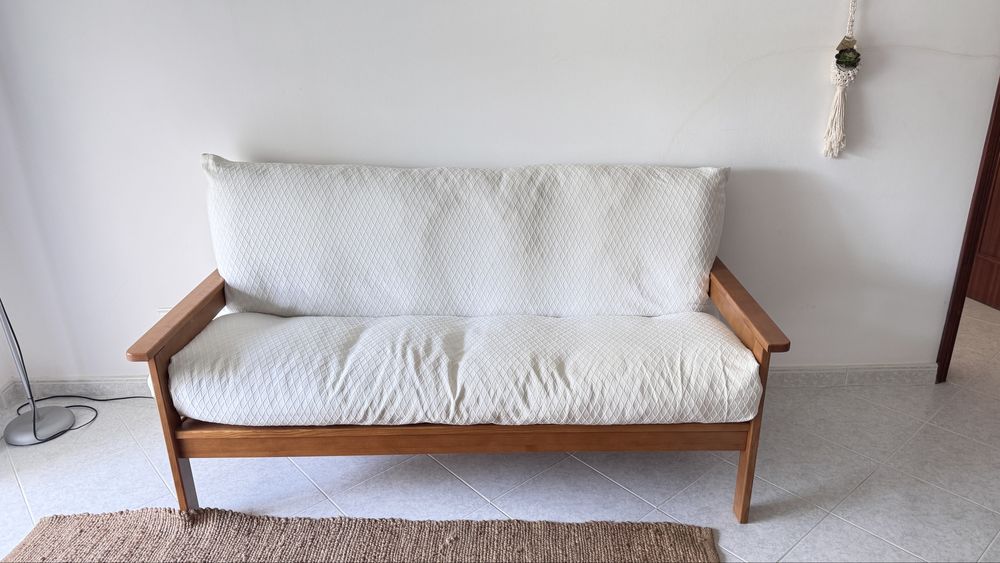 Sofá com estrutura em pinho e almofadão em pano cru