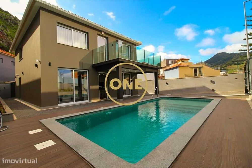 Moradia T4 perto centro de Machico, com piscina e licença AL