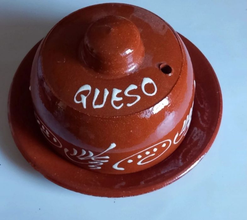 Prato com tampa de barro artesanal 6€