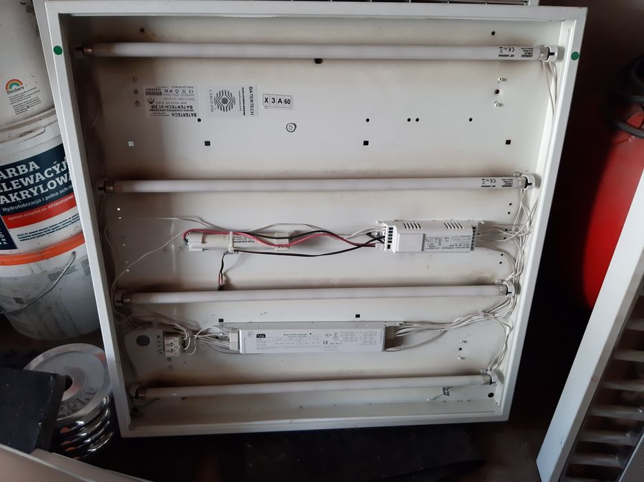 Lampy sufitowe kasetony podwieszane. Oświetlenie warsztatu garażu.