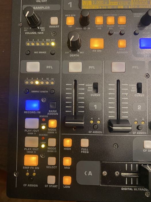 Mesa de mistura Behringer DDM 4000