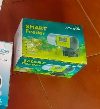 Dispensador comida peixe