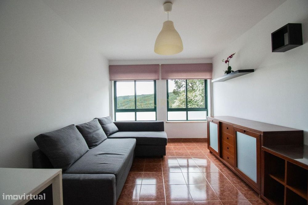 Apartamento T2, para arrendamento, na Rua Nova de São Sebastião, Oliva