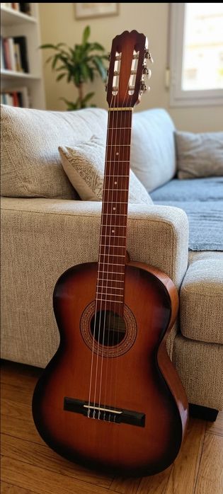 Guitarra clássica antiga em madeira