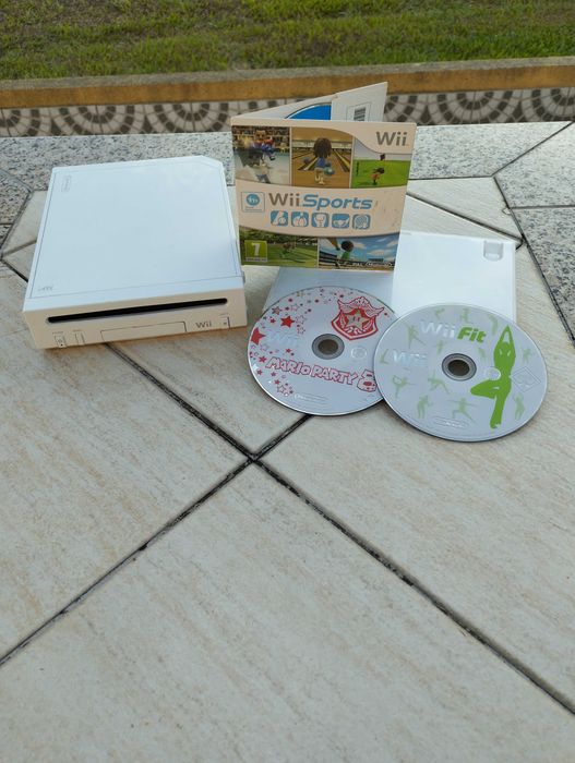 Consola Nintendo Wii Branca + Cabos Originais + 3 Jogos