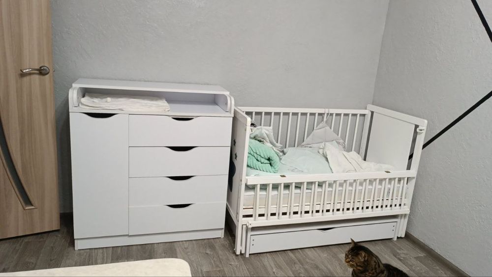 Дитяче ліжечко з маятником  та комод
