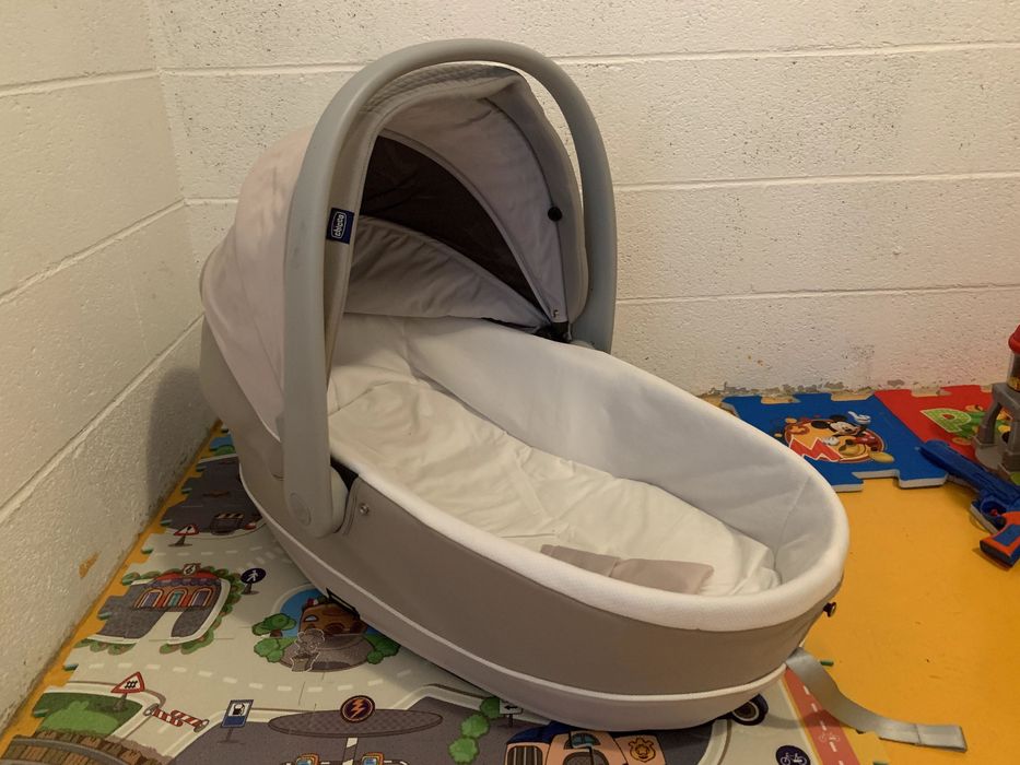 Alcofa Chicco cinza pertencente a um trio