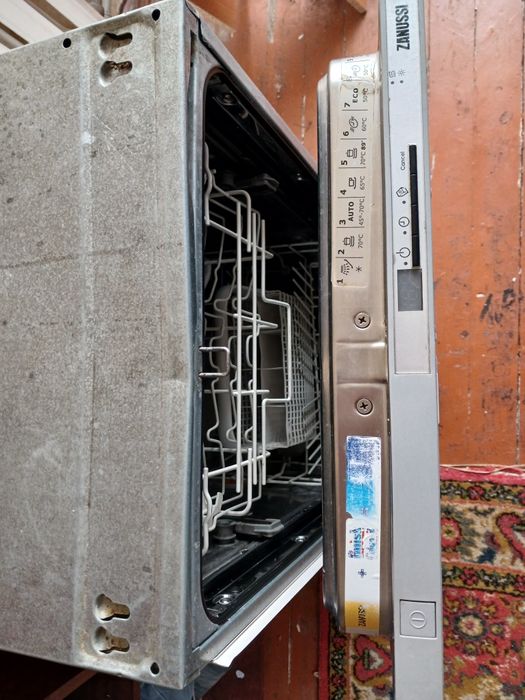 Посудомийна машина вбудована на запчастини