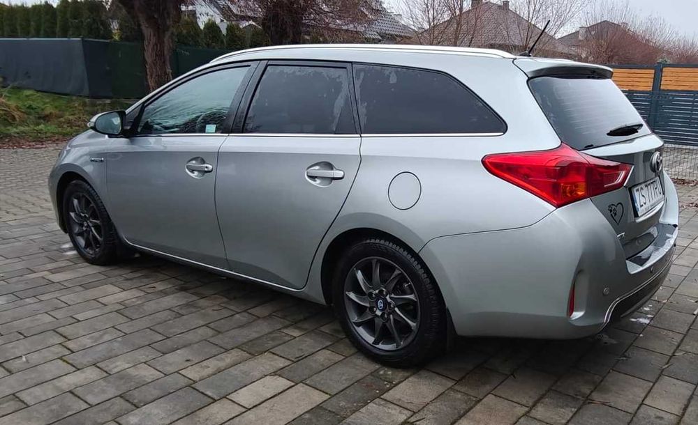 Toyota Auris kombi 1.8 hybrid