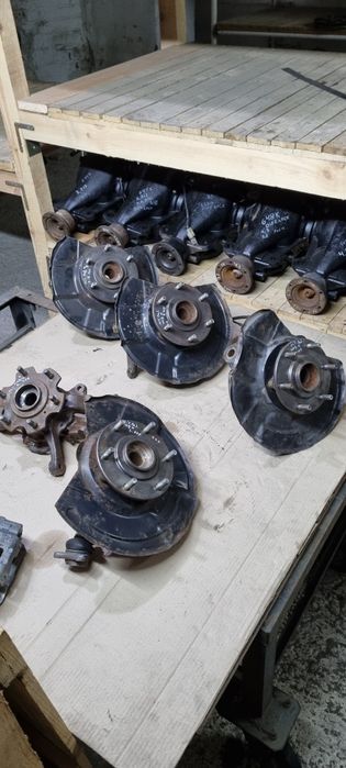 Ступица цапфа поворотный кулак передний Mitsubishi Pajero Wagon 3 4