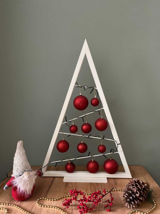 Choinka metalowa stojąca – biała dekoracja świąt